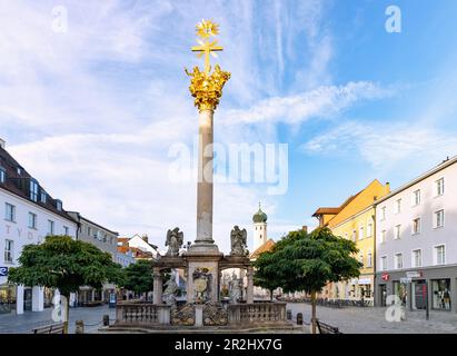 Theresienplatz avec colonne de la Trinité, fontaine de la rue Tiburtius et vue de l'ancienne église jésuite à Straubing en Basse-Bavière en Allemagne Banque D'Images