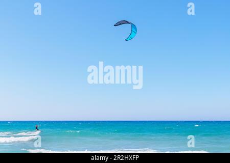 Kitesurf, plage Episkopi, Rethymno, Crète, Iles grecques, Grèce Banque D'Images