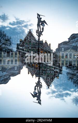 Double exposition d'une statue de Saint Michel qui laboure le dragon à Gand, en Belgique. Banque D'Images