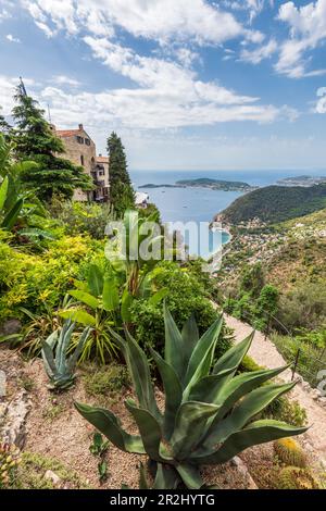 Vue depuis le jardin Exotique d'Èze sur le village perché de Èze et la Côte d'Azur, Provence, France Banque D'Images