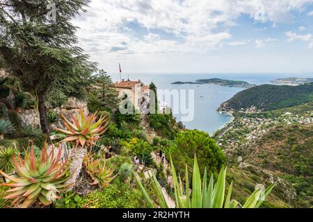 Vue depuis le jardin Exotique d'Èze sur le village perché de Èze et la Côte d'Azur, Provence, France Banque D'Images