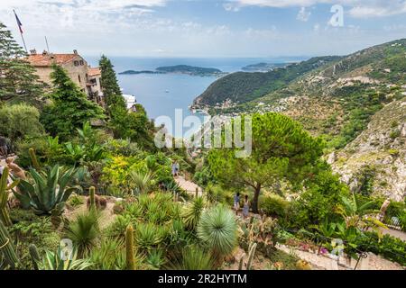 Vue depuis le jardin Exotique d'Èze sur le village perché de Èze et la Côte d'Azur, Provence, France Banque D'Images