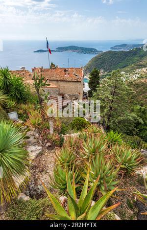 Vue depuis le jardin Exotique d'Èze sur le village perché de Èze et la Côte d'Azur, Provence, France Banque D'Images