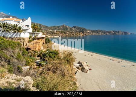 Sur la plage de Nerja, Costa del sol, Andalousie, Espagne Banque D'Images