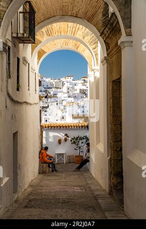 Vue à travers les arches de contreforts de l'Iglesia del Convento de la Conceptión sur Vejer de la Frontera, Andalousie, Espagne Banque D'Images