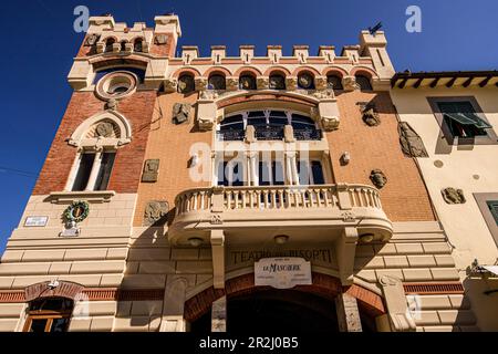 Teatro dei Risorti sur la Piazza G. Giusti à Montecatini Alto, Toscane, Italie Banque D'Images