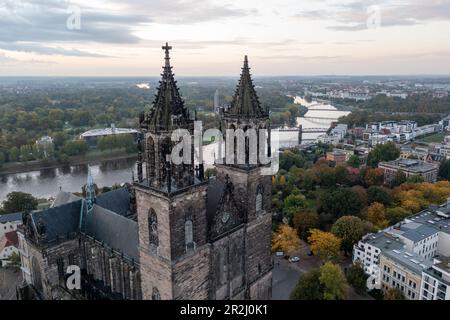 Cathédrale de Magdebourg, derrière l'Elbe, Stadtpark Rotehorn, Magdebourg, Saxe-Anhalt, Allemagne Banque D'Images