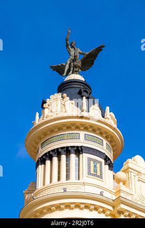 Statue d'un homme sur un Phoenix sur le bâtiment Union y el Fenix sur la Plaza de las Tendillas par l'architecte Benjamin Gutierrez Prieto, Cordoue, Andalousie Banque D'Images