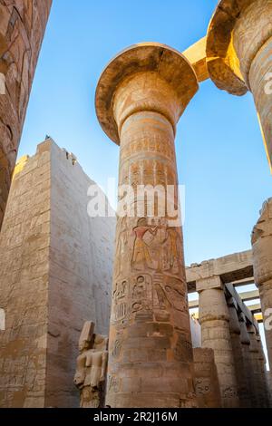 Piliers de la Grande salle Hypostyle au temple de Karnak, Louxor, Thèbes, site classé au patrimoine mondial de l'UNESCO, Égypte, Afrique du Nord, Afrique Banque D'Images