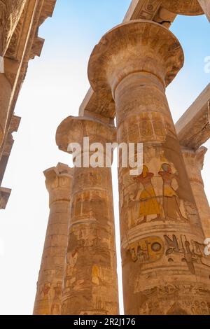 Piliers de la Grande salle Hypostyle au temple de Karnak, Louxor, Thèbes, site classé au patrimoine mondial de l'UNESCO, Égypte, Afrique du Nord, Afrique Banque D'Images