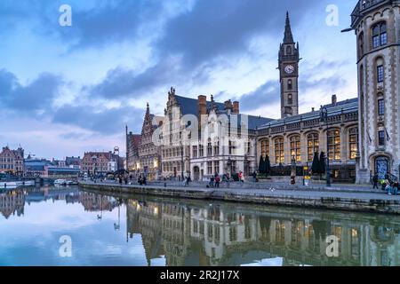 Maisons de guildes médiévales du quai Graslei sur la rivière Leie au crépuscule, Gand, Belgique Banque D'Images