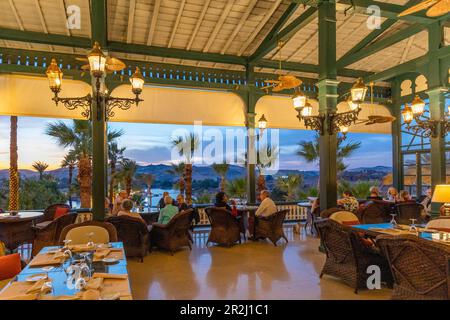 Le restaurant terrasse de l'hôtel Old Cataract au crépuscule, Assouan, Egypte, Afrique du Nord, Afrique Banque D'Images