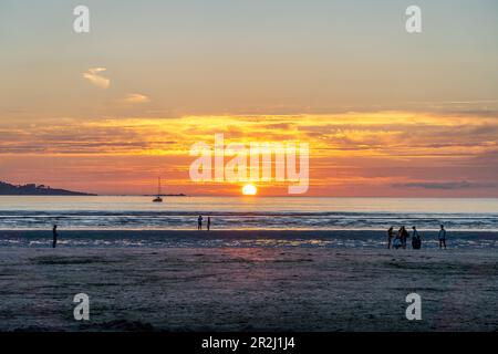 Coucher de soleil sur la plage de Saint-Michel-en-grève, Bretagne, France Banque D'Images