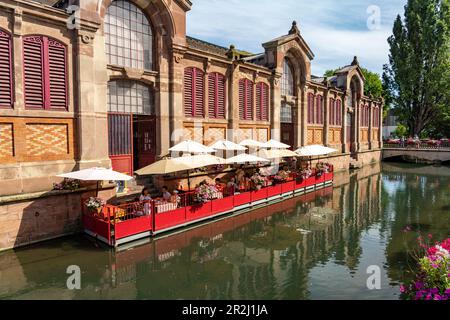 Restaurant en bord de canalside au marché couvert de Colmar, Alsace, France Banque D'Images