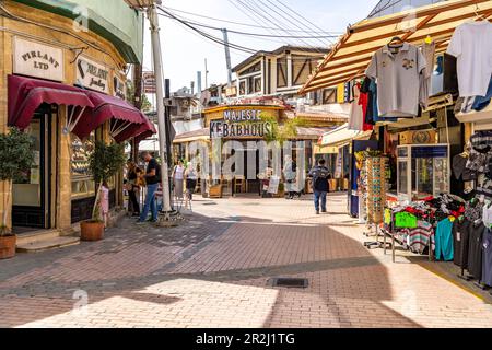 Rue commerçante de Nicosie du Nord ou Lefkosa, République turque de Chypre du Nord, Europe Banque D'Images
