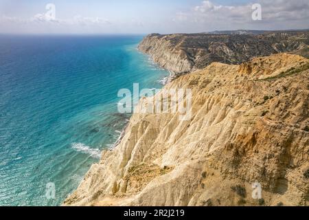 Vue aérienne des falaises du cap Aspro près de Pissouri, Chypre, Europe Banque D'Images