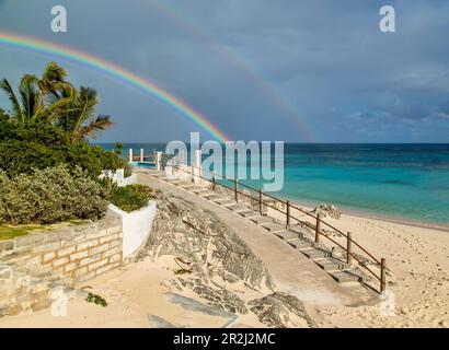 Double arc-en-ciel sur Pink Beach West, Smiths, Bermudes, Atlantique Banque D'Images