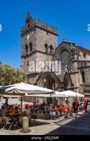 Restaurants sur la place Largo da Oliveira et l'église de Nossa Senhora da Oliveira, Guimaraes, Portugal, Europe Banque D'Images