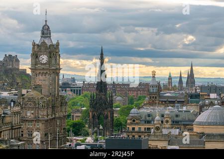 Tour de l'horloge de l'hôtel Balmoral et monument Scott vus de l'Observatoire House, site classé au patrimoine mondial de l'UNESCO, Calton Hill, Édimbourg, Écosse Banque D'Images