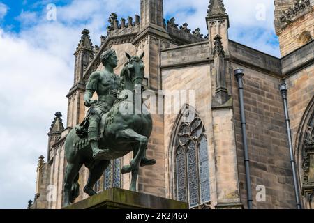 Statue de Charles II avec St. Cathédrale de Giles en arrière-plan, vieille ville, Édimbourg, Lothian, Écosse, Royaume-Uni, Europe Banque D'Images