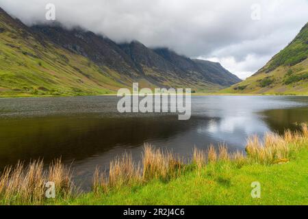 Loch Achtriochtan dans la vallée contre ciel nuageux, Glencoe, Scottish Highlands, Écosse, Royaume-Uni, Europe Banque D'Images