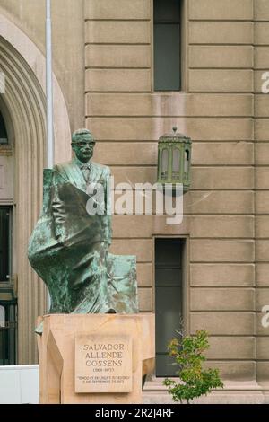 Statue du président chilien Salvador Allende Gossens sur la Plaza de la Constitucion devant le palais de la Moneda, Santiago, région métropolitaine de Santiago Banque D'Images