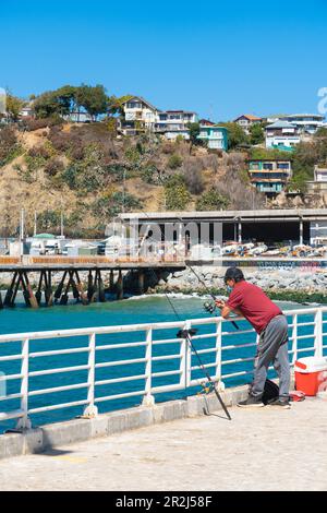 Pêche de pêcheur à la jetée, Caleta Portales, Valparaiso, province de Valparaiso, région de Valparaiso, Chili, Amérique du Sud Banque D'Images