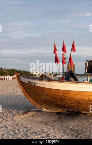 Bateau de pêche sur la plage de Binz, île de Ruegen, Mecklenburg-Ouest Pomerania, Allemagne Banque D'Images