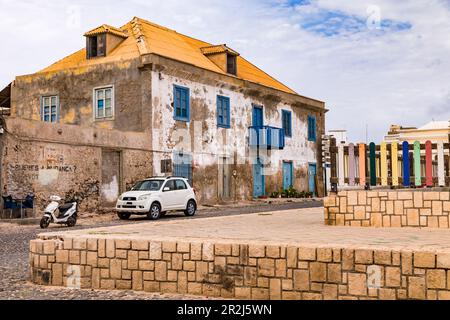 Sur l'île de Boa Vista au Cap-Vert, Sal Rei possède de vieilles maisons en pierre pittoresques Banque D'Images