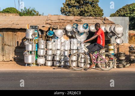 Casseroles sur le marché à Tanji, Gambie, Afrique de l'Ouest, Banque D'Images