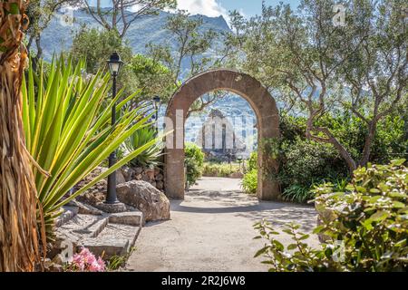 Monument à Sir William Walton dans le jardin de la Mortella à Forio, île d'Ischia, Golfe de Naples, Campanie, Italie Banque D'Images