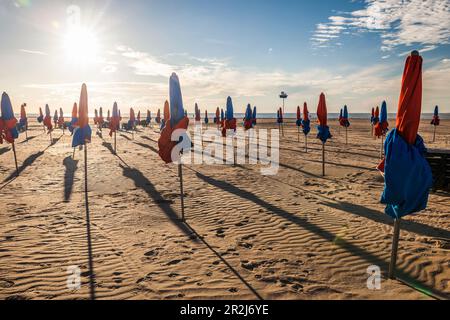 Plage de Deauville dans la lumière du soir, Calvados, Normandie, France Banque D'Images