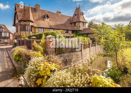 Manoir historique à colombages à Beuvron-en-Auge, Calvados, Normandie, France Banque D'Images