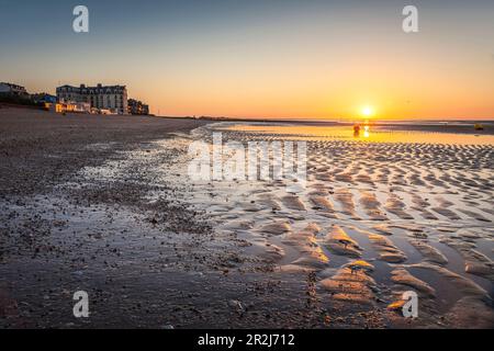 Coucher de soleil sur la plage du Casino à Houlgate, Calvados, Normandie, France Banque D'Images