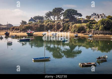 Baie tranquille sur l'Île de Batz, Finistère, Bretagne, France Banque D'Images