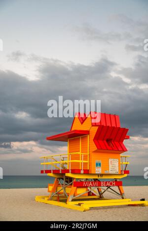Cabine de sauveteur emblématique sur la plage de Miami, Floride. Banque D'Images