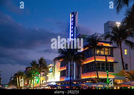 Le Breakwater Hotel, l'un des hôtels Arty Deco emblématiques sur Ocean Drive à Miami, en Floride Banque D'Images