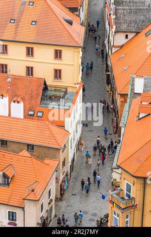 Vue panoramique sur la rue avec les touristes parmi les maisons du centre historique de Cesky Krumlov, site classé au patrimoine mondial de l'UNESCO, Cesky Krumlov Banque D'Images