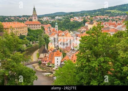 Rivière Vltava par le château d'État et le château Cesky Krumlov en ville, site classé au patrimoine mondial de l'UNESCO, Cesky Krumlov, région de Bohême du Sud Banque D'Images