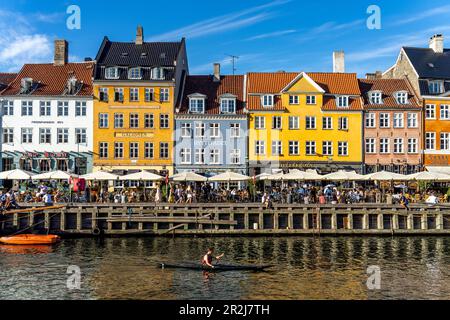 Maisons colorées, restaurants et navires historiques au canal et port de Nyhavn, Copenhague, Danemark, Europe Banque D'Images