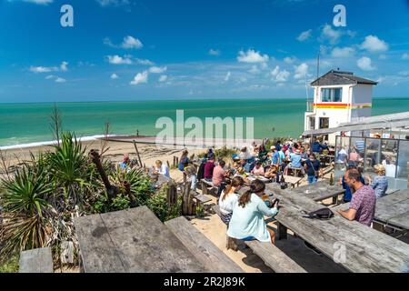 Restaurant la cale sur la plage de Blainville-sur-Mer, Normandie, France Banque D'Images
