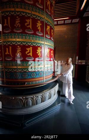 Temple relique de la dent de Bouddha, roue de prière bouddhiste Viarocana et adorateur, Singapour, Asie du Sud-est, Asie Banque D'Images