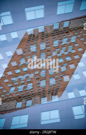 Double exposition de façade d'un immeuble résidentiel à Milan, Italie. Banque D'Images