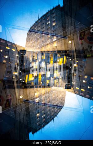 Immeubles de bureaux à Milan à la lumière du crépuscule. Banque D'Images