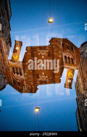 Double exposition d'une ancienne église à Milan, Italie Banque D'Images