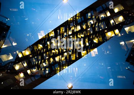 Immeubles de bureaux à Milan à la lumière du crépuscule. Banque D'Images