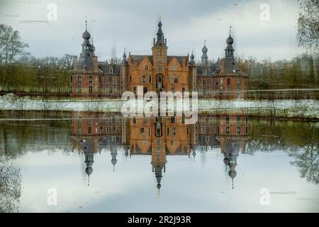 Double exposition du château de conte de fées d'Ooidonk dans la municipalité de Gand en Belgique Banque D'Images