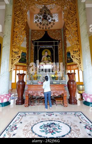 Tinh Xa pagode Ngoc Chau, autel bouddhiste et femme priant au Bouddha, Chau Doc, Vietnam, Indochine, Asie du Sud-est, Asie Banque D'Images