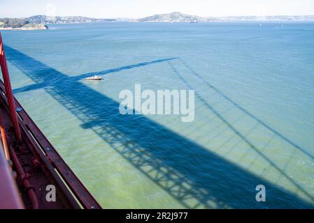 Vue depuis l'emblématique pont du Golden Gate sur l'eau. Banque D'Images