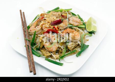Le plat thaïlandais classique Pad Thai, composé de nouilles frites avec crevettes, pousses de haricots, tofu frit, arachides écrasées et oignon de printemps, France, Europe Banque D'Images